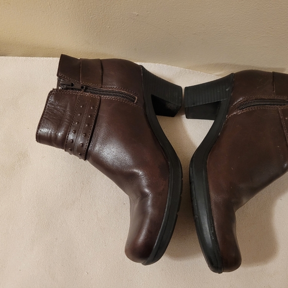 Clarks Dream Belle Women's Brown Leather Side Zip Heeled Ankle Booties Size 7M - Picture 3 of 8